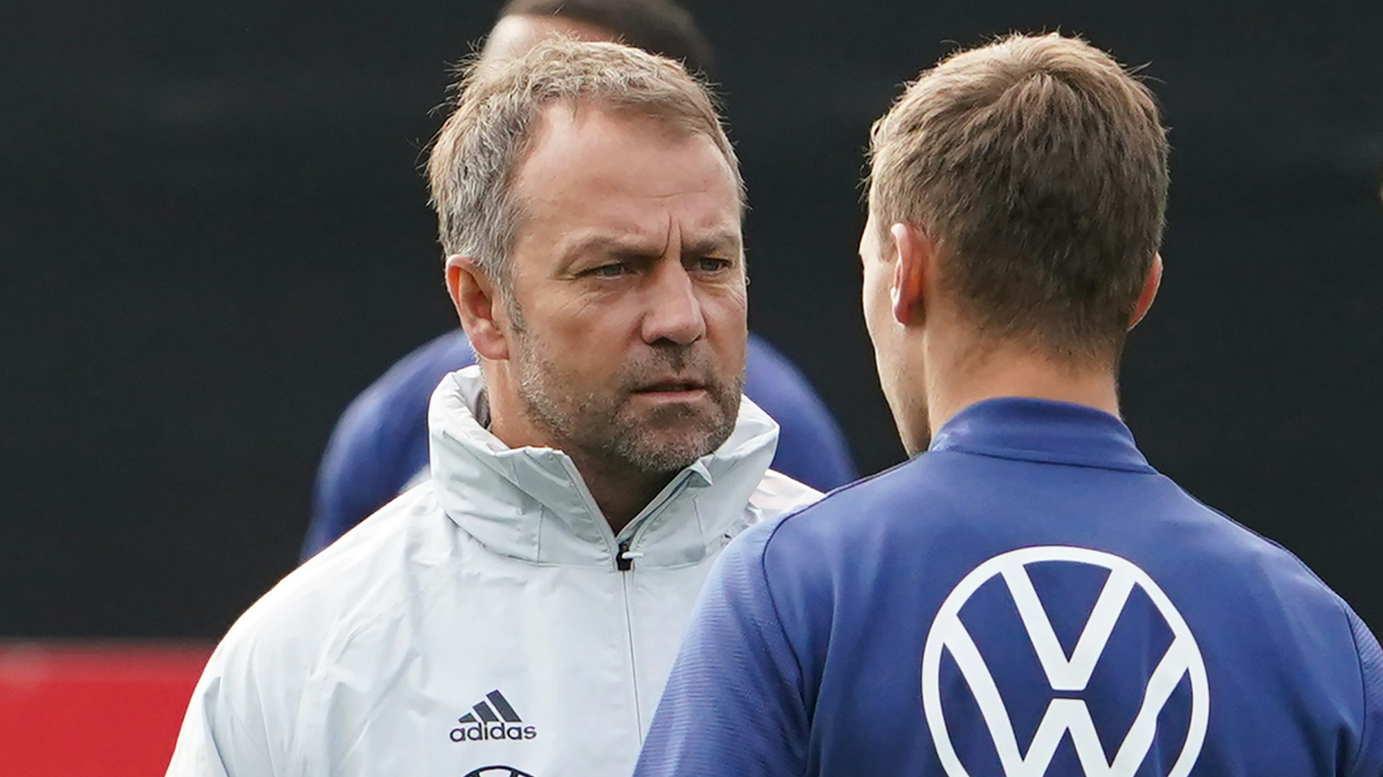 Bundestrainer Hansi Flick spricht mit Joshua Kimmich.