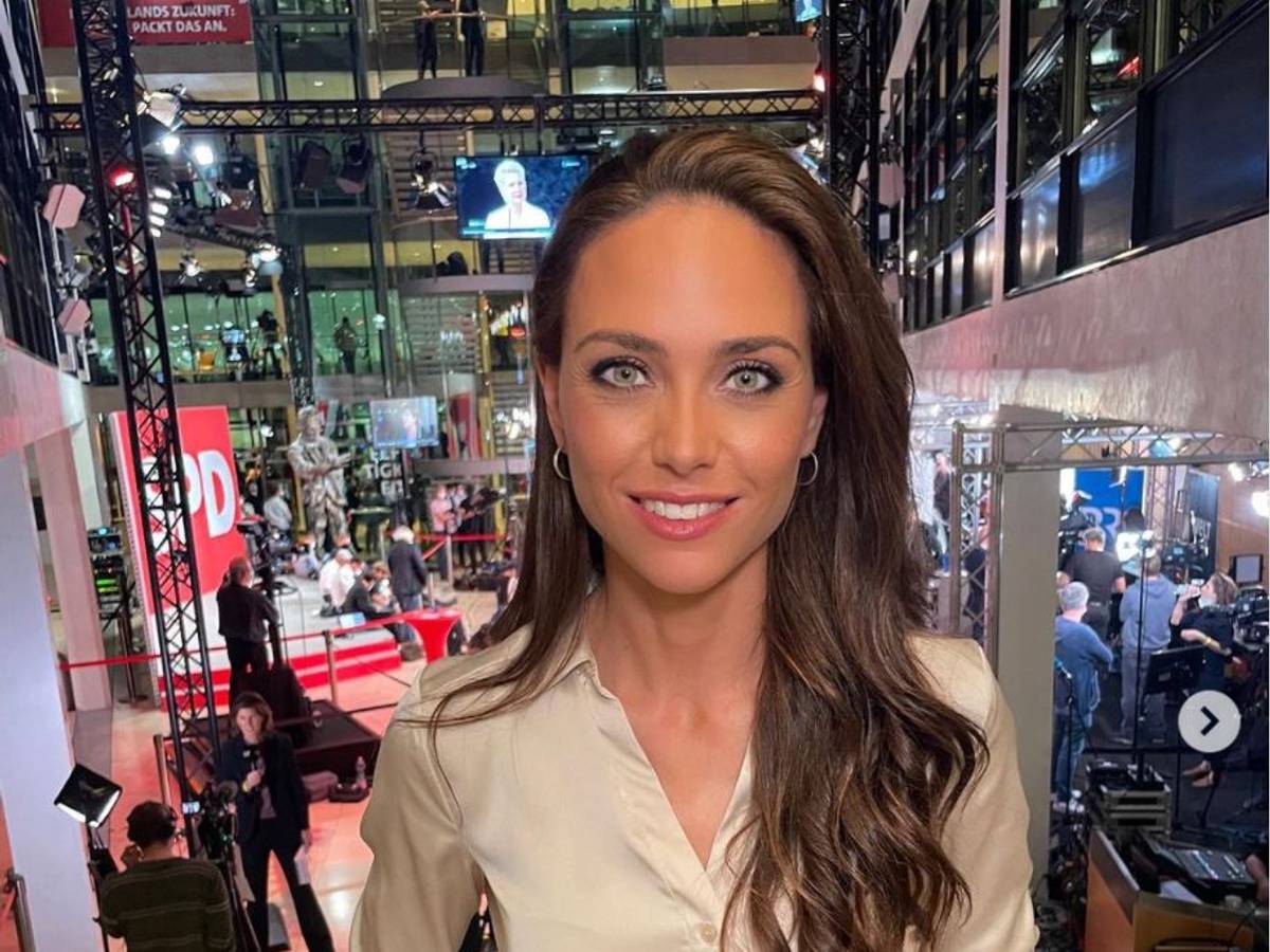 RTL-Moderatorin Franca Lehfeldt ist am 27. September kurz nach der Bundestagswahl im Willy-Brandt-Haus zu sehen, sie hat ein Mikro in der Hand und lächelt in die Kamera.