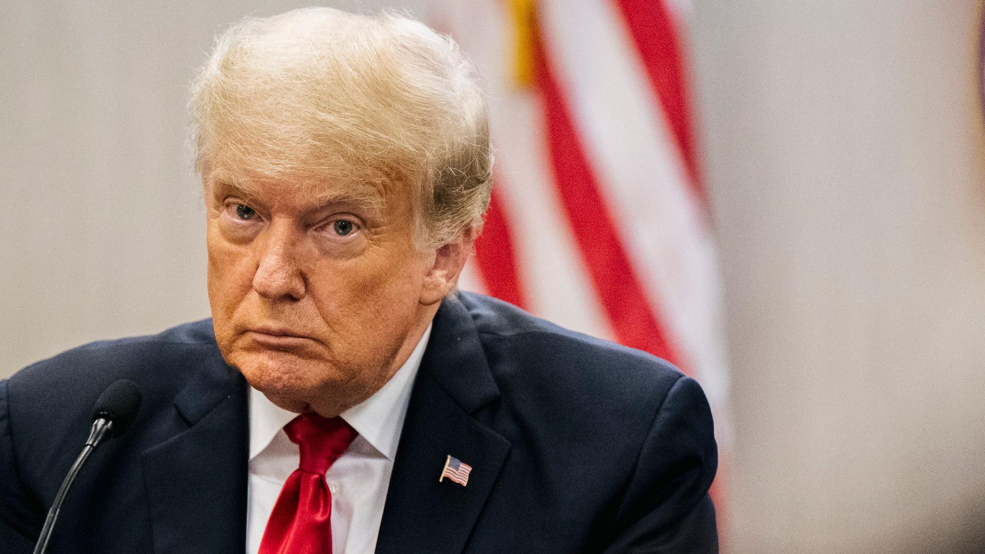 Donald Trump: Er will verhindern, dass seine Ex-Vertrauten über den Sturm aufs Kapitol auspacken. Durch den erschreckenden Putschversuch kamen insgesamt fünf Menschen ums Leben.