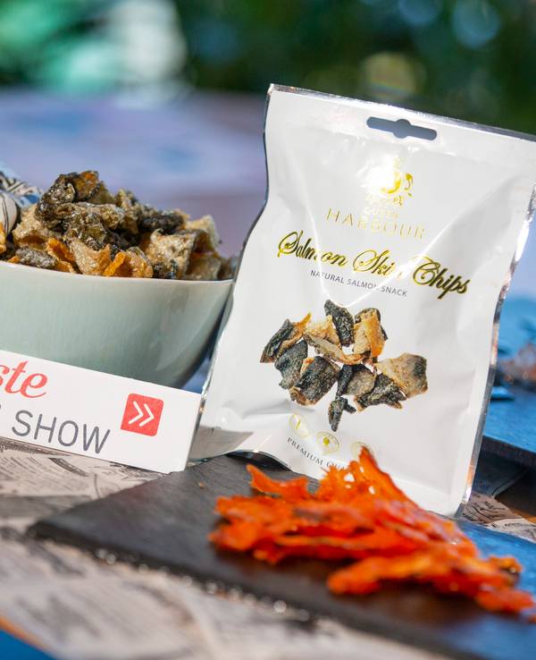 Auf der Anuga-Messe werden Lachs-Chips ausgestellt.