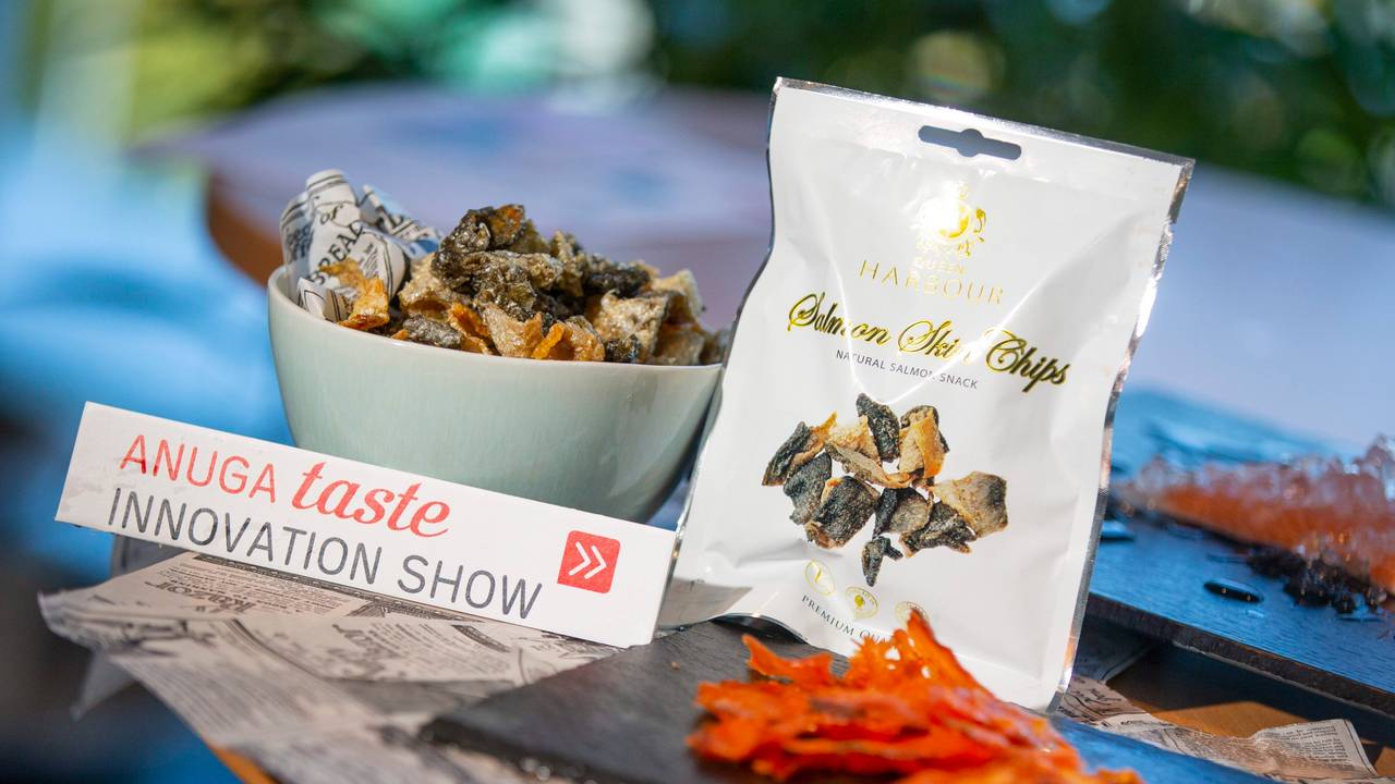 Auf der Anuga-Messe werden Lachs-Chips ausgestellt.