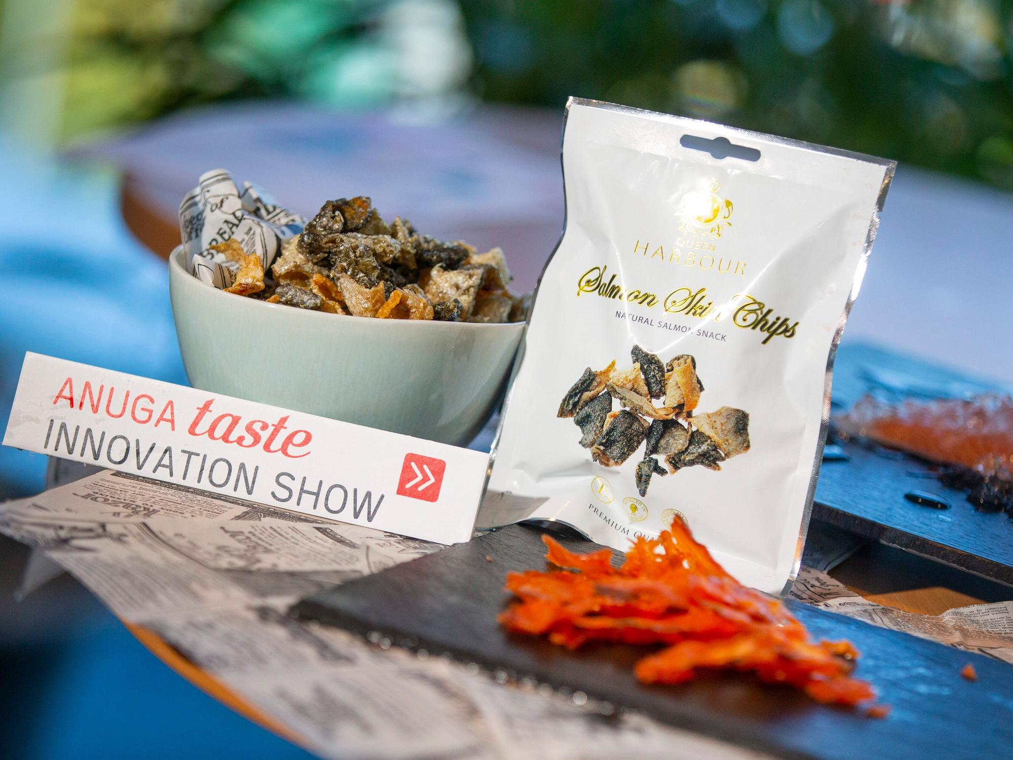 Auf der Anuga-Messe werden Lachs-Chips ausgestellt.