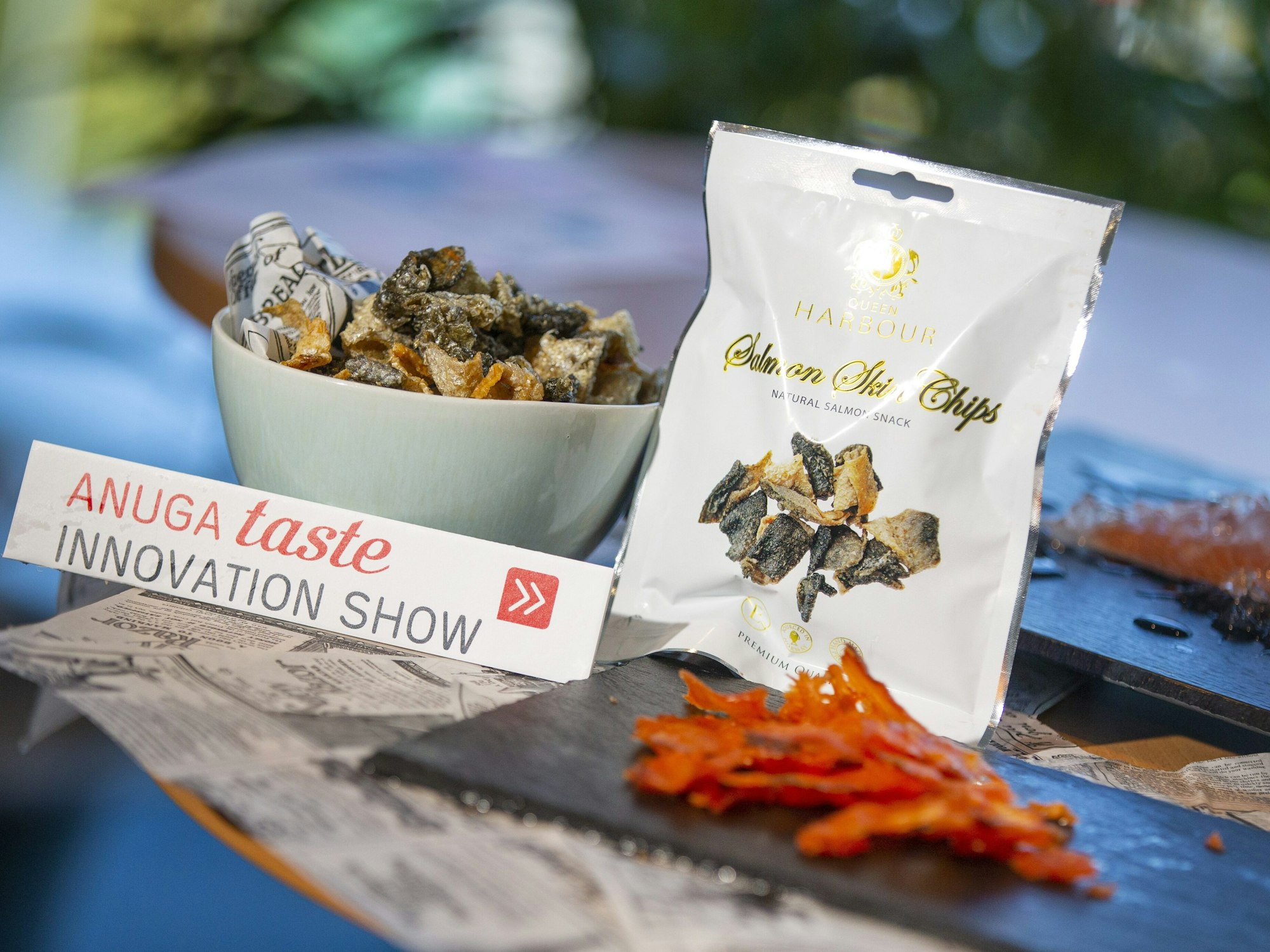 Auf der Anuga-Messe werden Lachs-Chips ausgestellt.