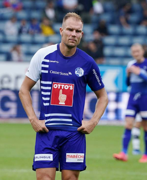 Badstuber hat die Hände in den Hüften, guckt unzufrieden.