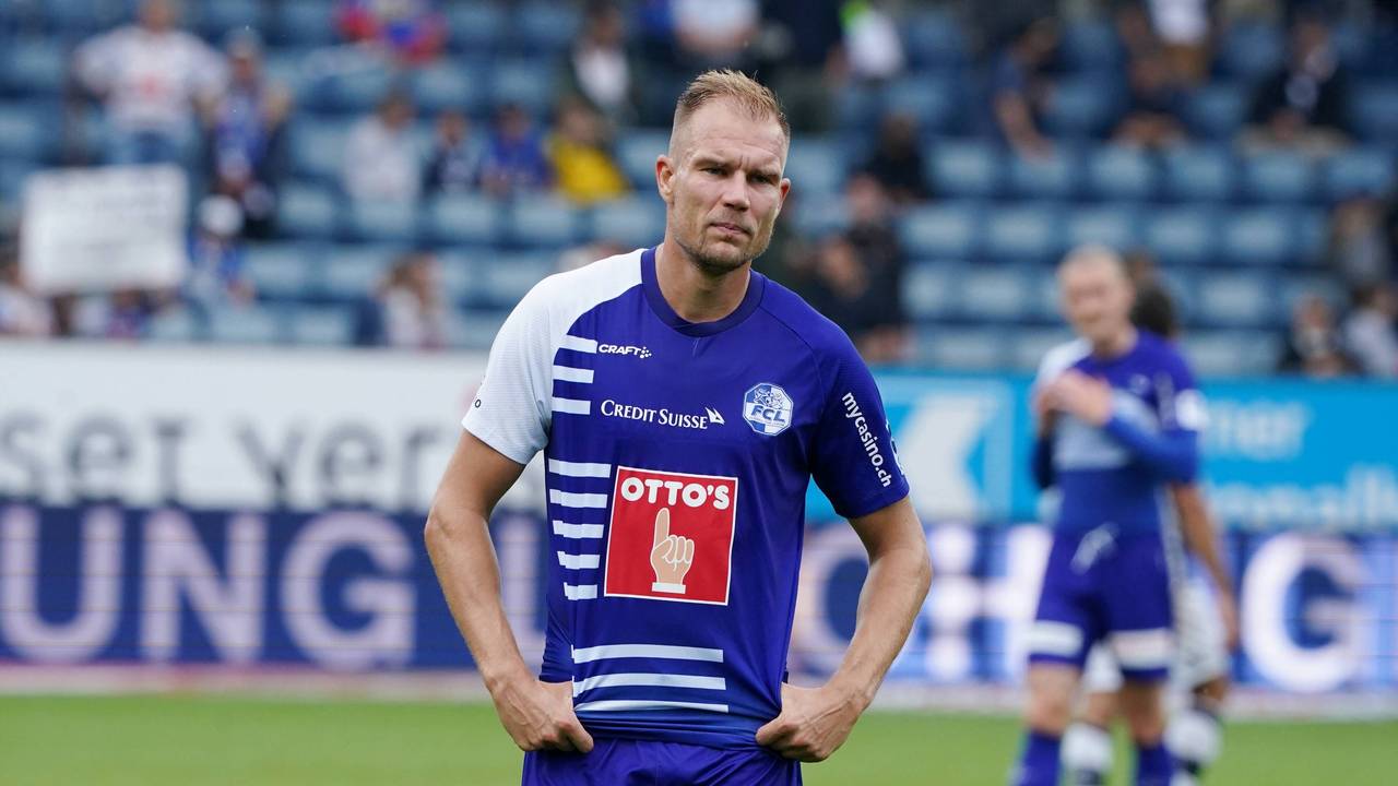 Badstuber hat die Hände in den Hüften, guckt unzufrieden.