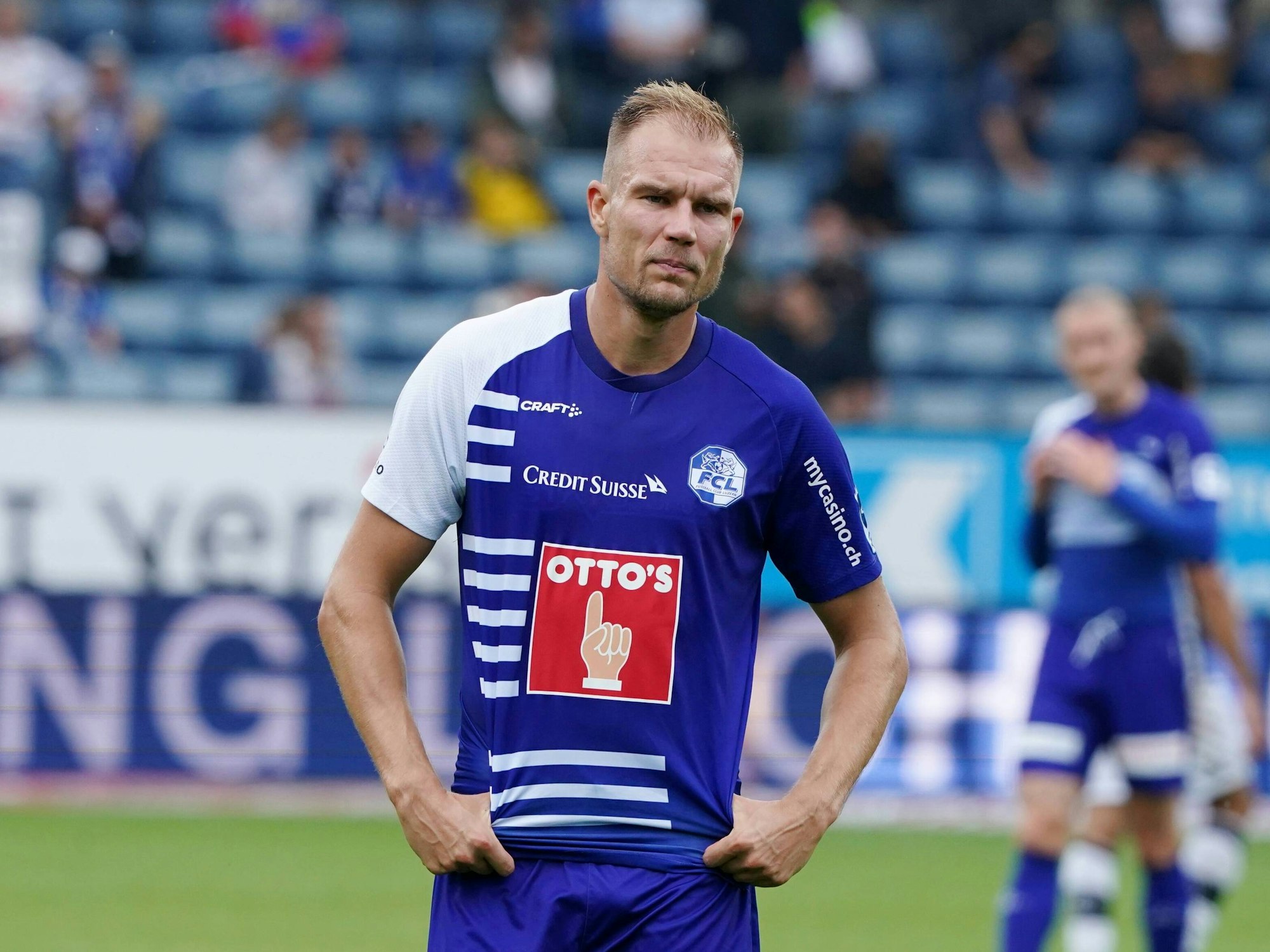 Badstuber hat die Hände in den Hüften, guckt unzufrieden.