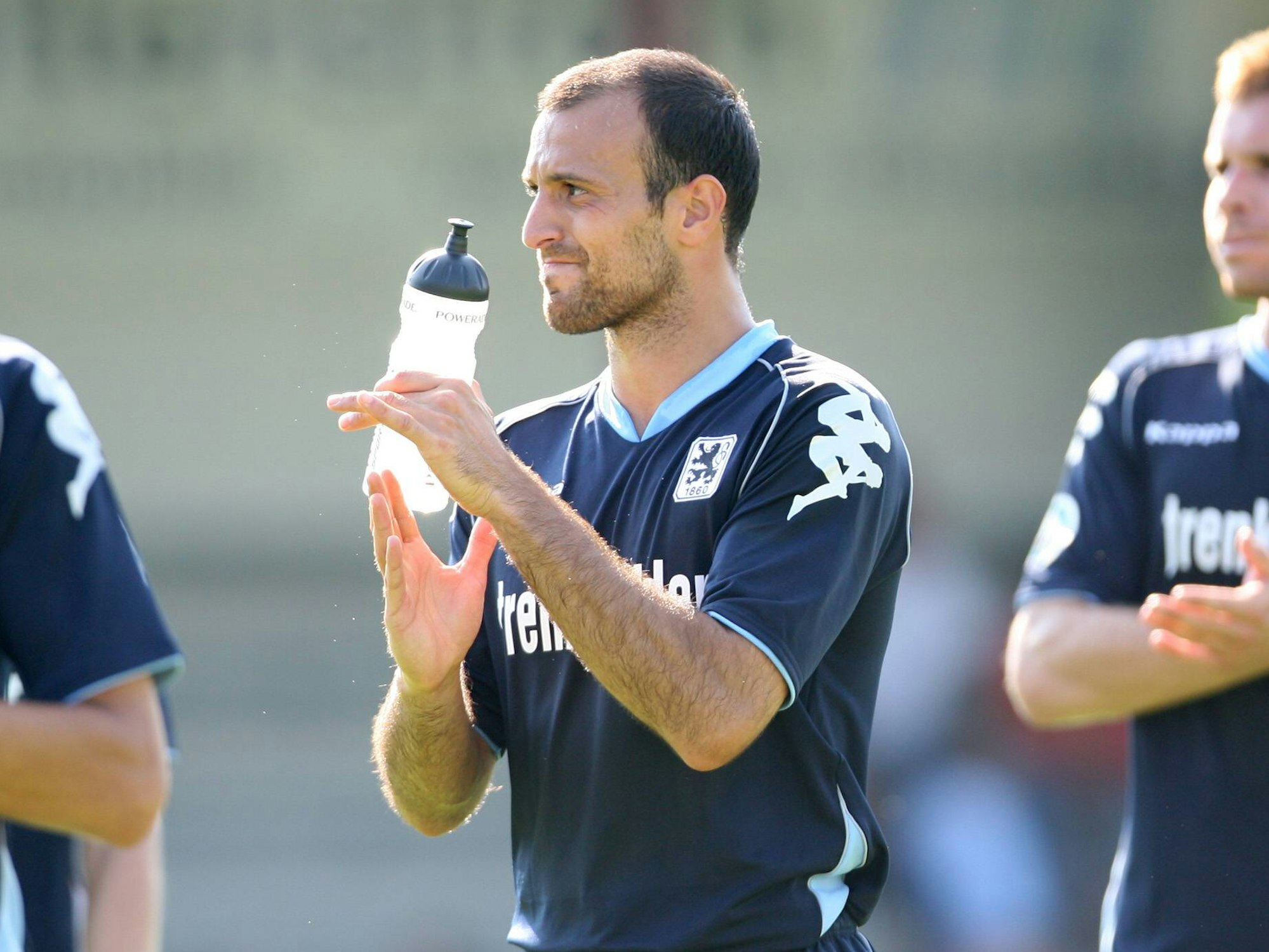 Antonio di Salvo trägt ein Trikot von 1860 München und hält eine Wasserflasche in der Hand.