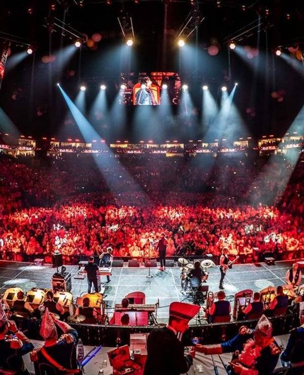 Orchester vor einer Kulisse in der Lanxess-Arena
