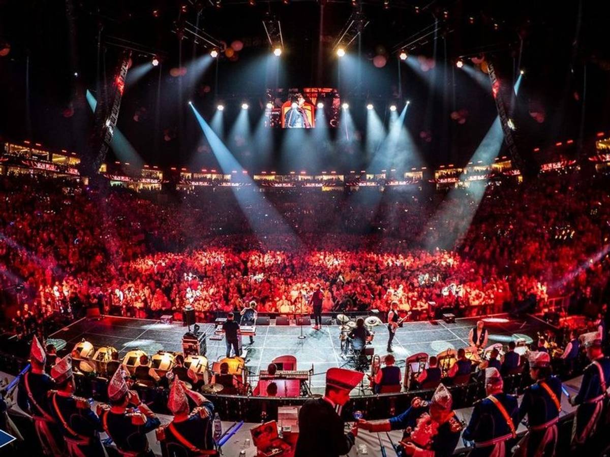 Orchester vor einer Kulisse in der Lanxess-Arena