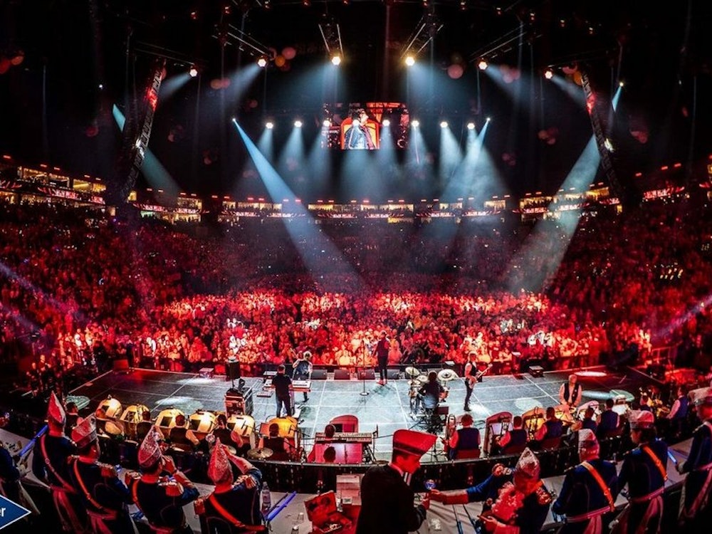 Orchester vor einer Kulisse in der Lanxess-Arena