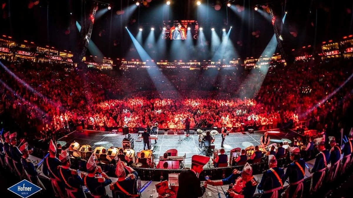 Orchester vor einer Kulisse in der Lanxess-Arena