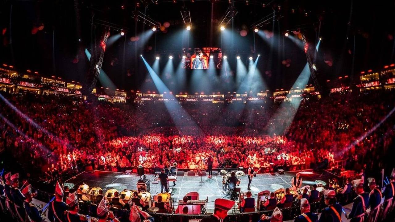 Orchester vor einer Kulisse in der Lanxess-Arena