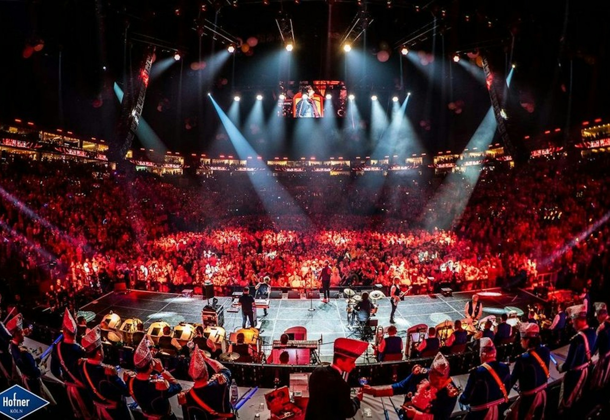 Orchester vor einer Kulisse in der Lanxess-Arena