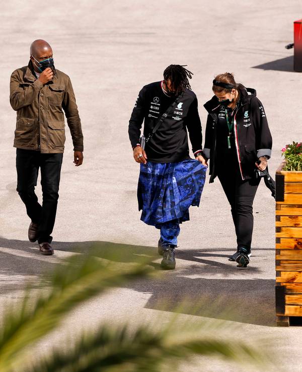 Lewis Hamilton spaziert im Schottenrock durch das Fahrerlager der Formel 1.