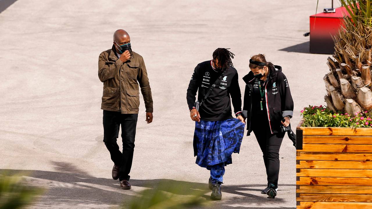 Lewis Hamilton spaziert im Schottenrock durch das Fahrerlager der Formel 1.
