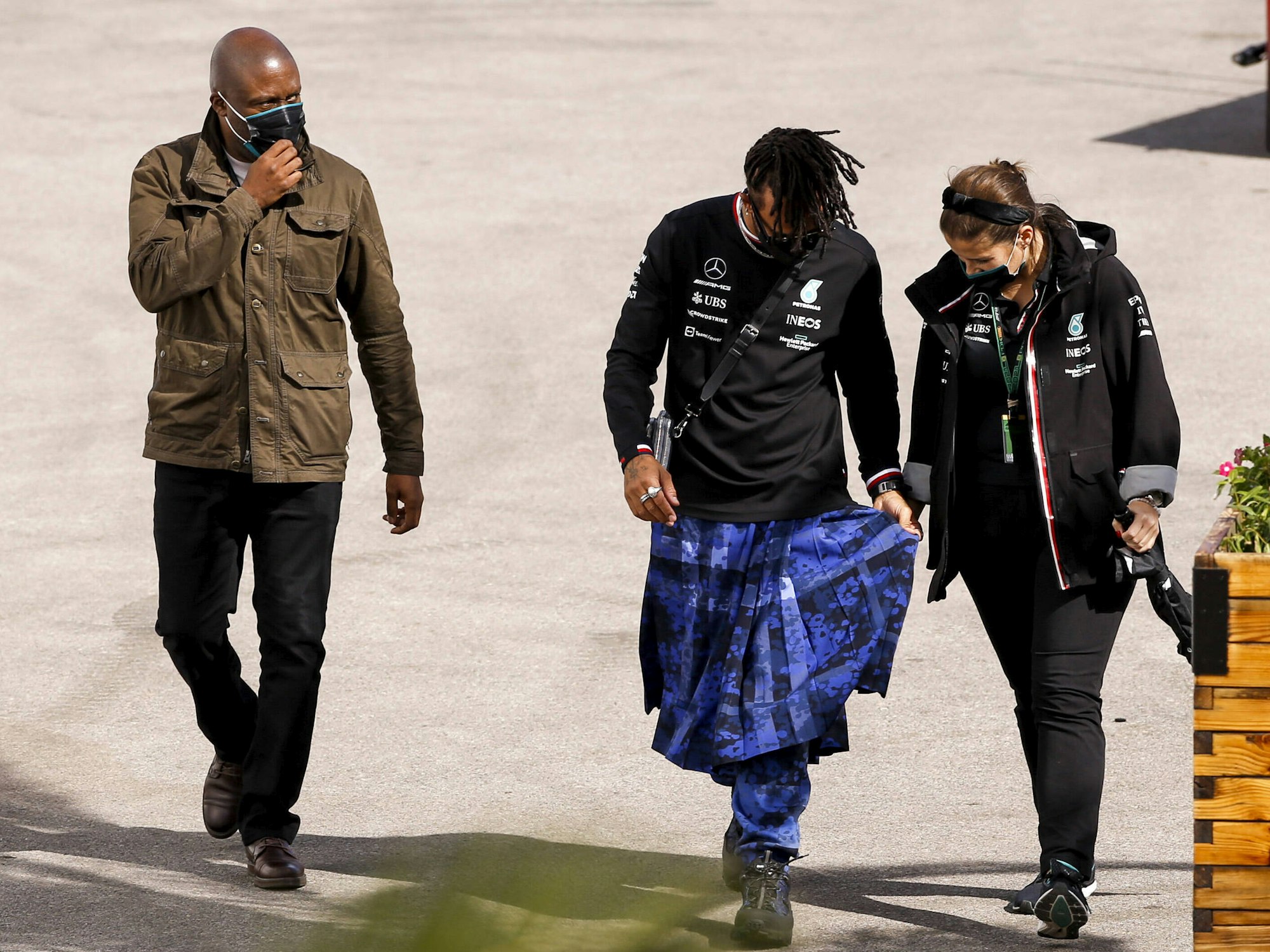 Lewis Hamilton spaziert im Schottenrock durch das Fahrerlager der Formel 1.