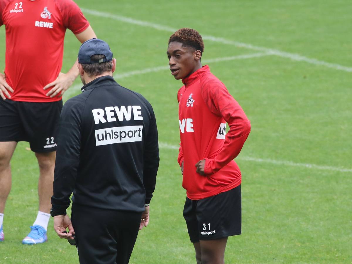 Justin Diehl spricht beim 1. FC Köln mit Steffen Baumgart.