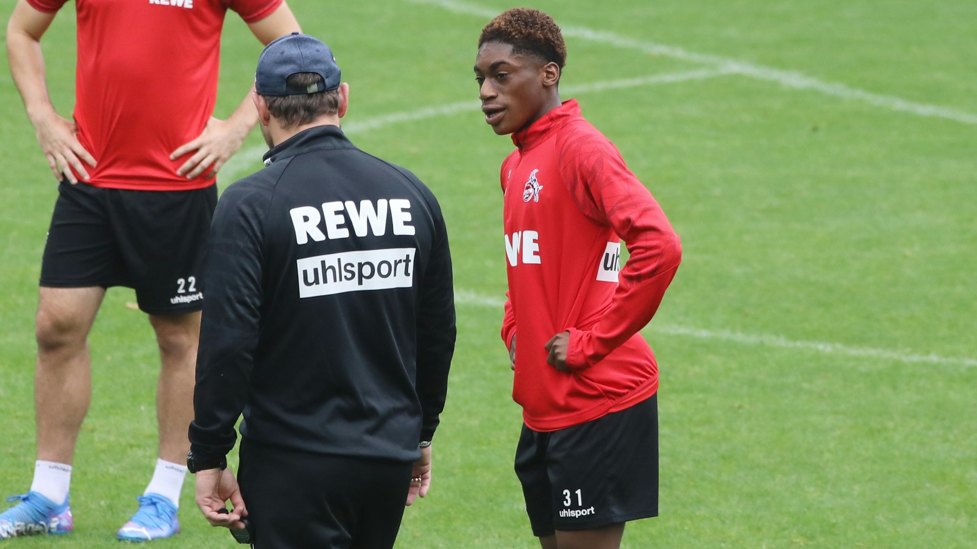 Justin Diehl spricht beim 1. FC Köln mit Steffen Baumgart.