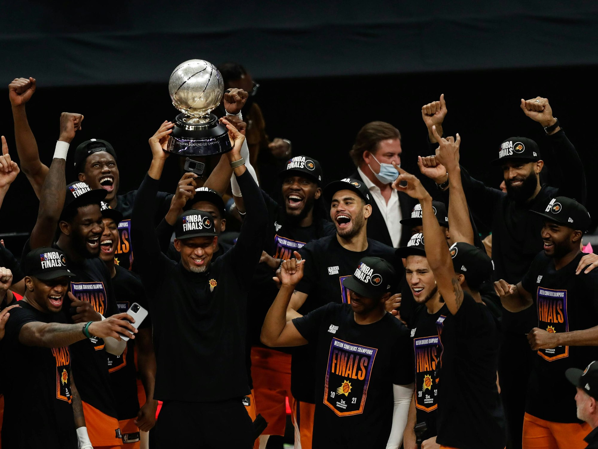 Monty Williams stemmt nach dem Gewinn der Western Conference die Trophäe hoch und feiert mit seinen Suns-Spielern