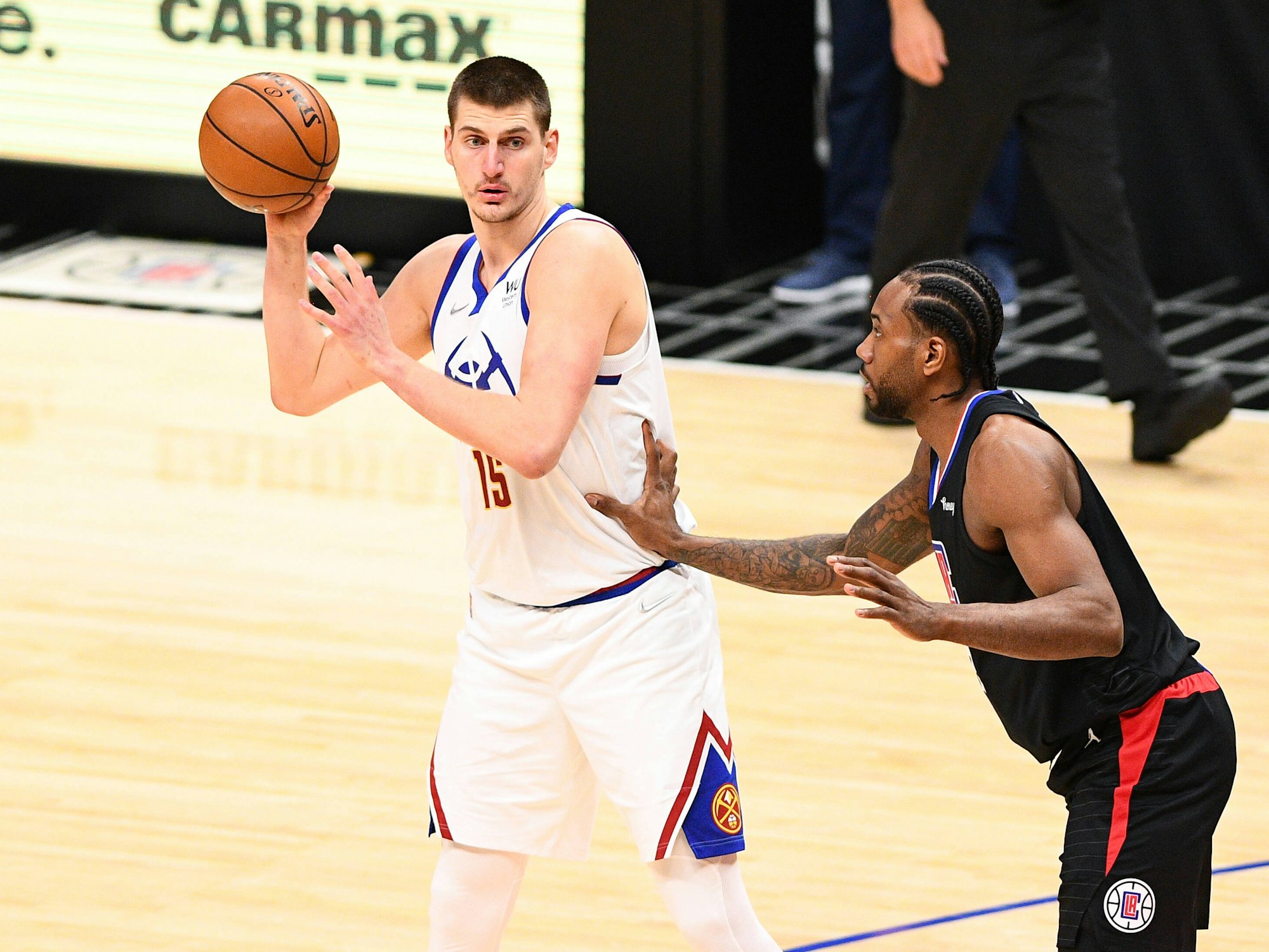 MVP Nikola Jokic kurz vor einem Pass im Zweikampf mit Clippers-Star Kawhi Leonard