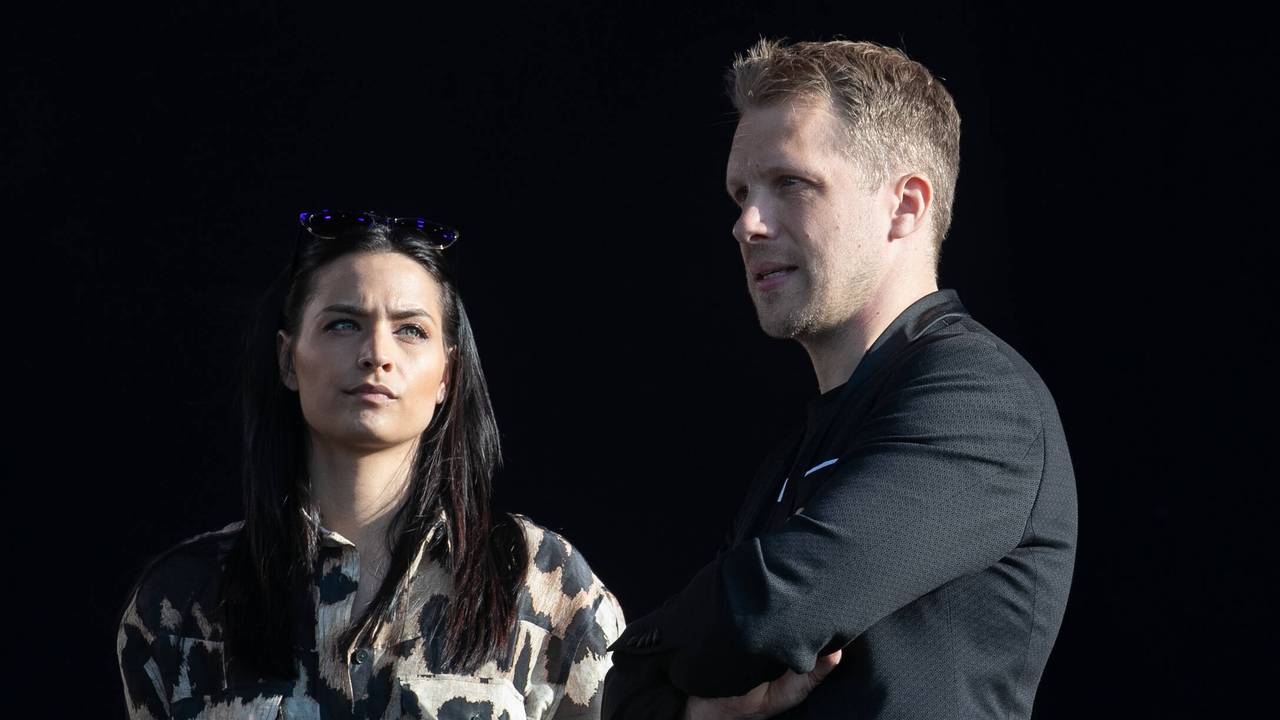 Amira Pocher schaut Oliver Pocher skeptisch an.