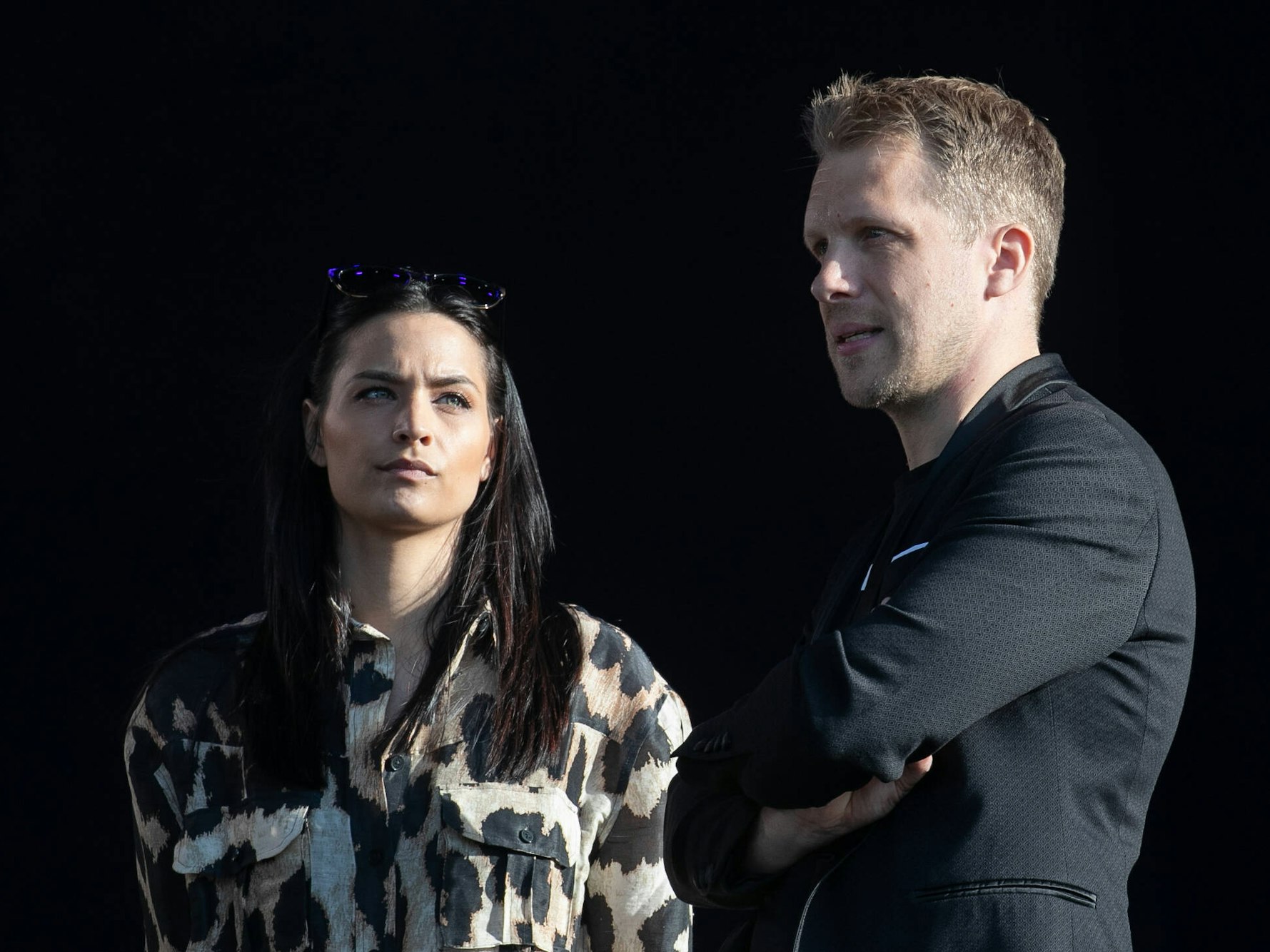 Amira Pocher schaut Oliver Pocher skeptisch an.