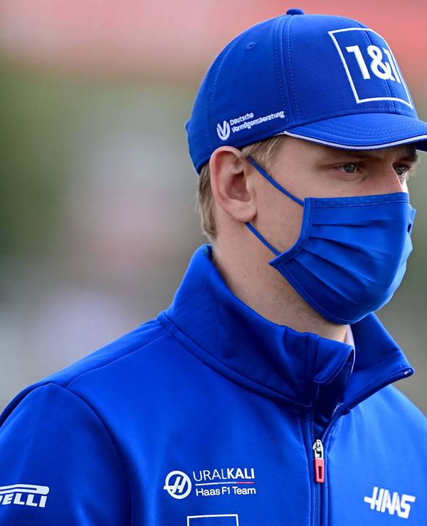 Mick Schumacher geht mit Maske über die Strecke der Formel 1 in Istanbul.