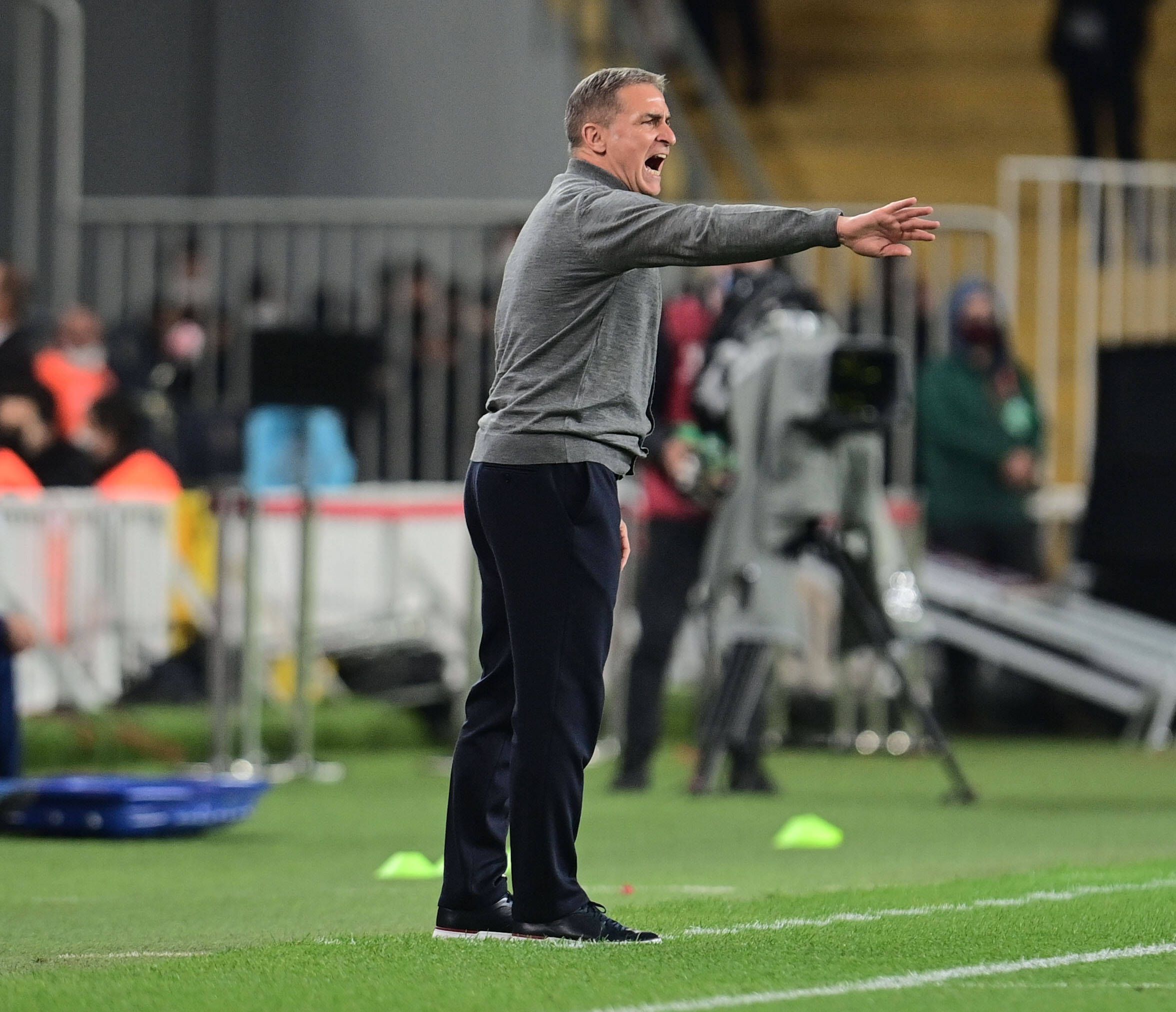 Stefan Kuntz (58) gestikuliert an der Seitenlinie beim WM-Qualifikations-Spiel Türkei gegen Norwegen am 8. Oktober 2021.