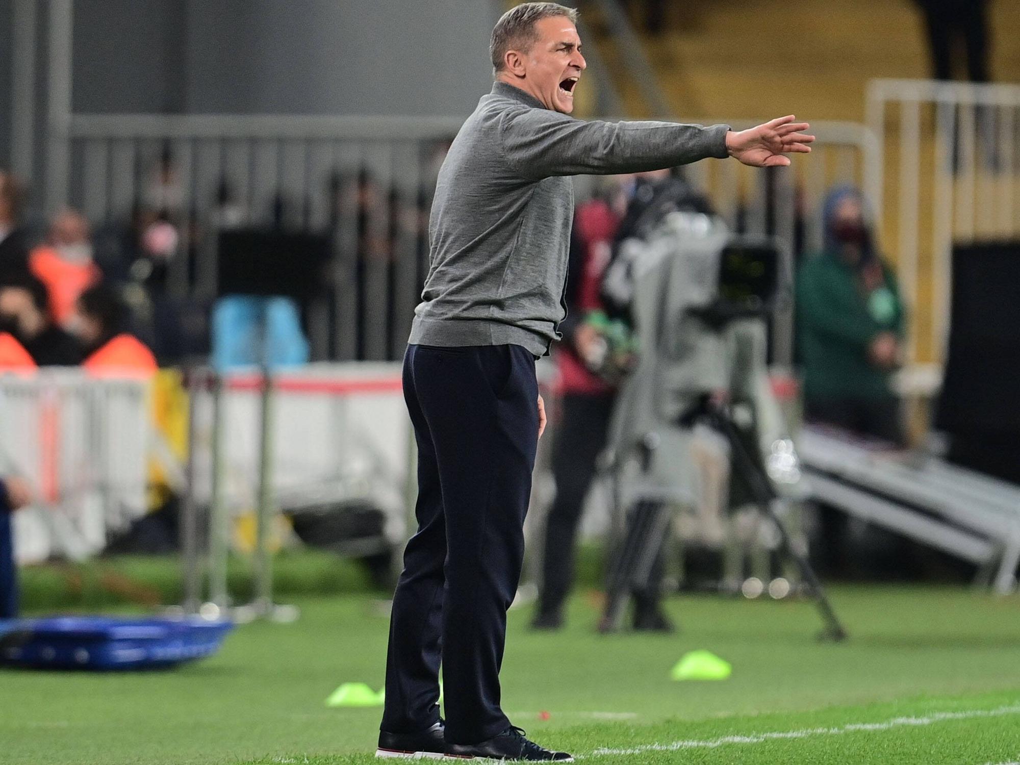 Stefan Kuntz (58) gestikuliert an der Seitenlinie beim WM-Qualifikations-Spiel Türkei gegen Norwegen am 8. Oktober 2021.