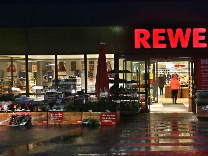 Rückruf bei Rewe (hier eine Essener Filiale auf einem Foto im Jahr 2016): Nach dem Nachweis von Bakterien werden tiefgefrorene Bio-Kräuter von Rewe in mehreren Bundesländern zurückgerufen.