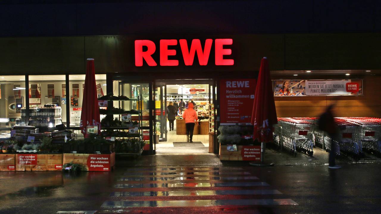 Rückruf bei Rewe (hier eine Essener Filiale auf einem Foto im Jahr 2016): Nach dem Nachweis von Bakterien werden tiefgefrorene Bio-Kräuter von Rewe in mehreren Bundesländern zurückgerufen.