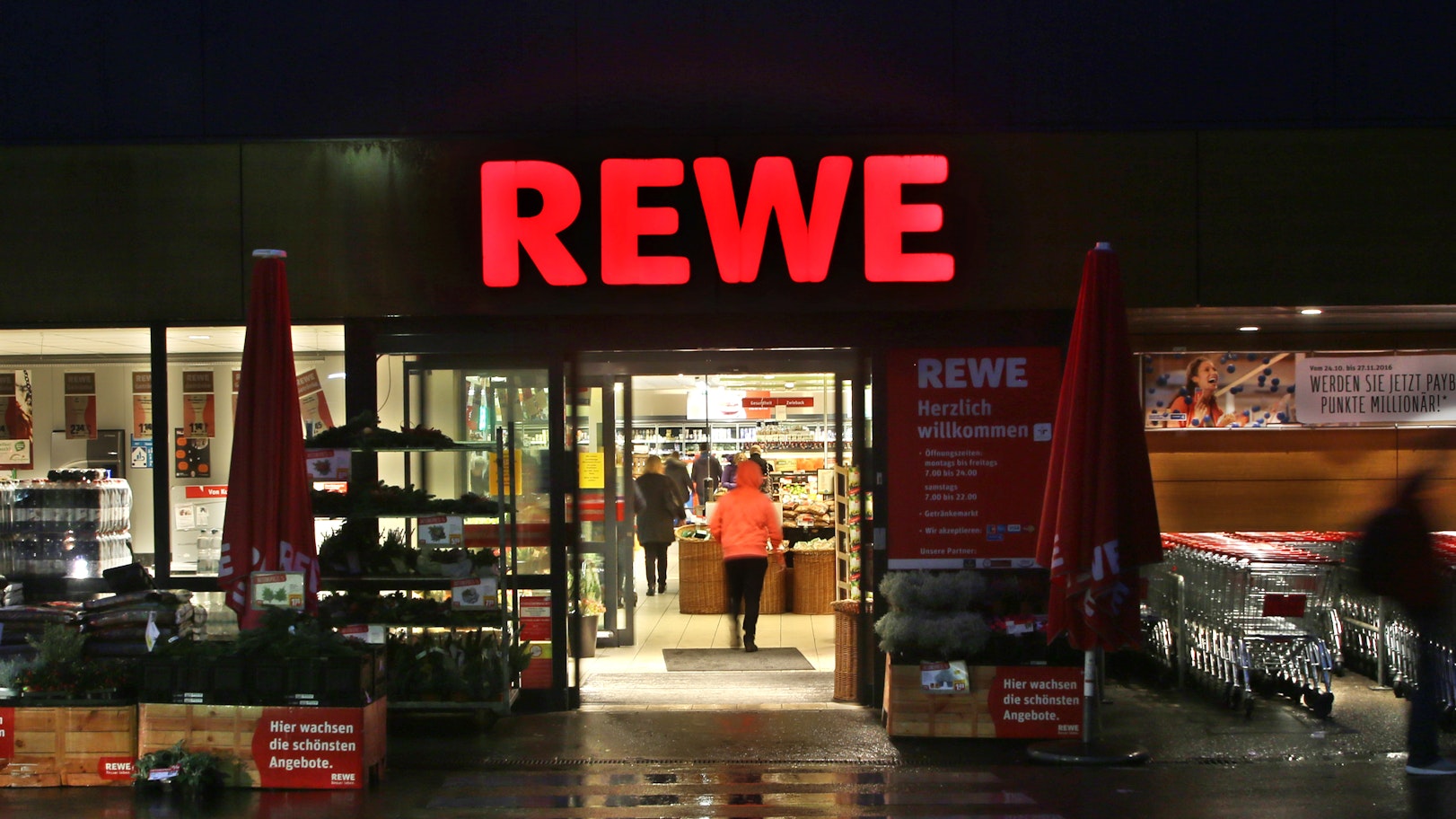 Rückruf bei Rewe (hier eine Essener Filiale auf einem Foto im Jahr 2016): Nach dem Nachweis von Bakterien werden tiefgefrorene Bio-Kräuter von Rewe in mehreren Bundesländern zurückgerufen.