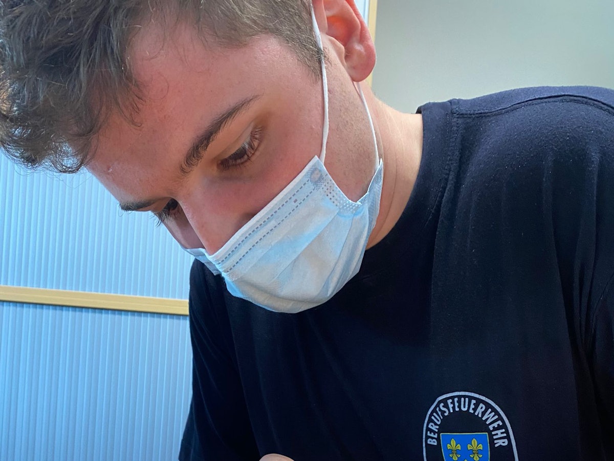 Hier befreit die Wiesbadener Feuerwehr die Frau von dem zu engen Ring. Dabei kommen Nadel und Faden zum Einsatz.