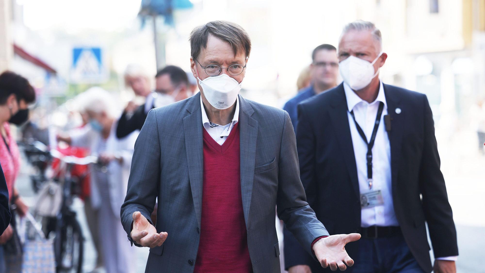 Karl Lauterbach (hier im September 2021 in Köln) fordert eine Verschärfung der Corona-Regeln.