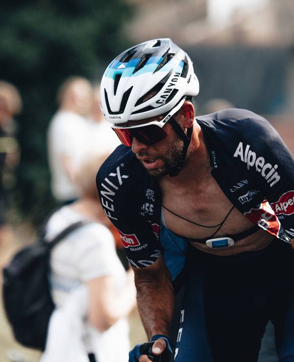 Alexandar Richardson sichtlich angestrengt mit offenem Trikot bei der Tour of Britain 2021.