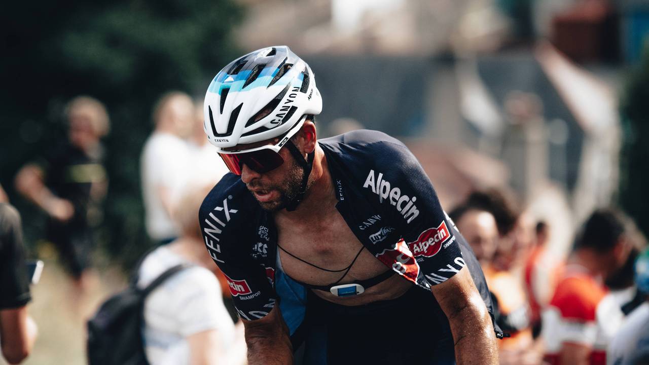 Alexandar Richardson sichtlich angestrengt mit offenem Trikot bei der Tour of Britain 2021.