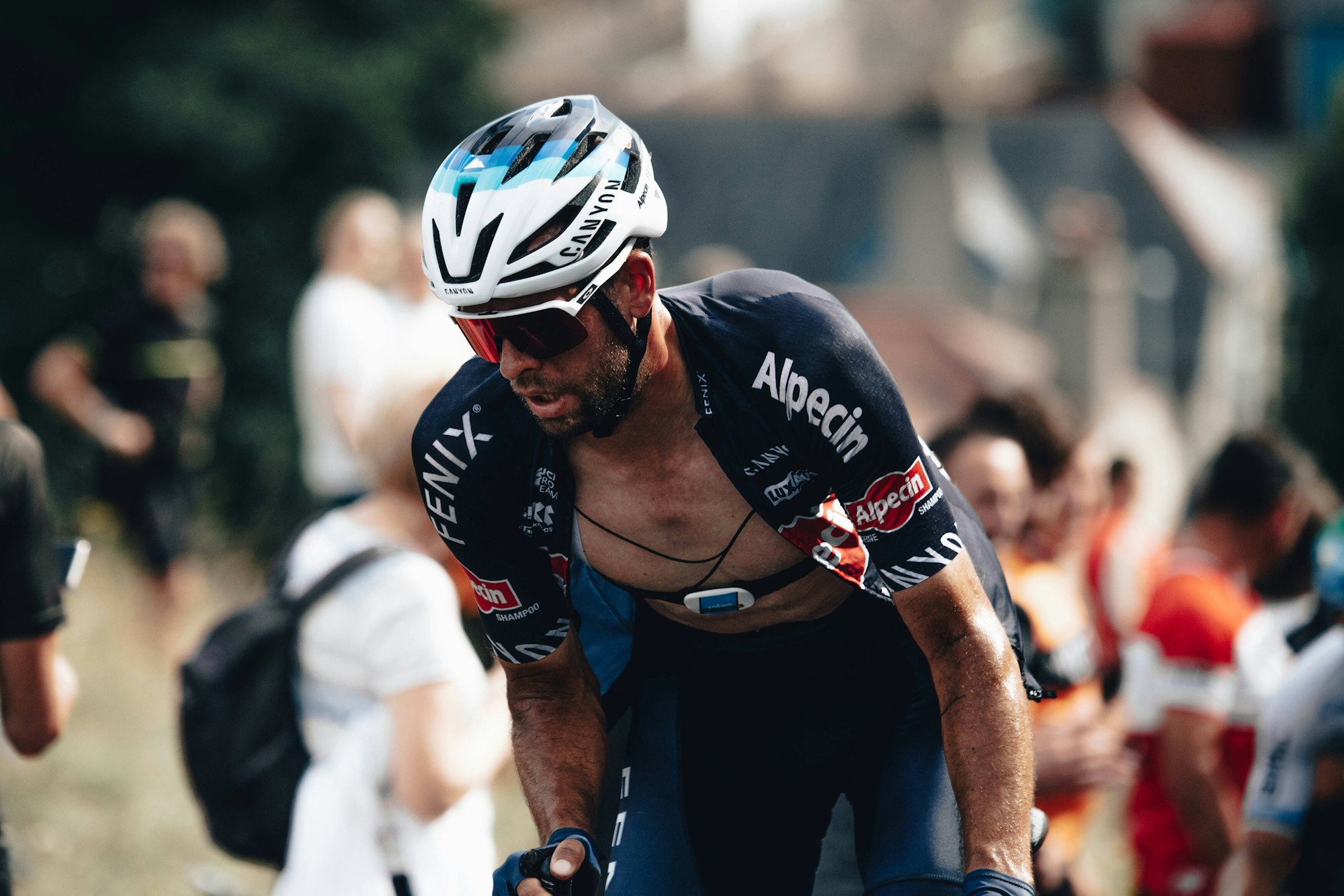 Alexandar Richardson sichtlich angestrengt mit offenem Trikot bei der Tour of Britain 2021.