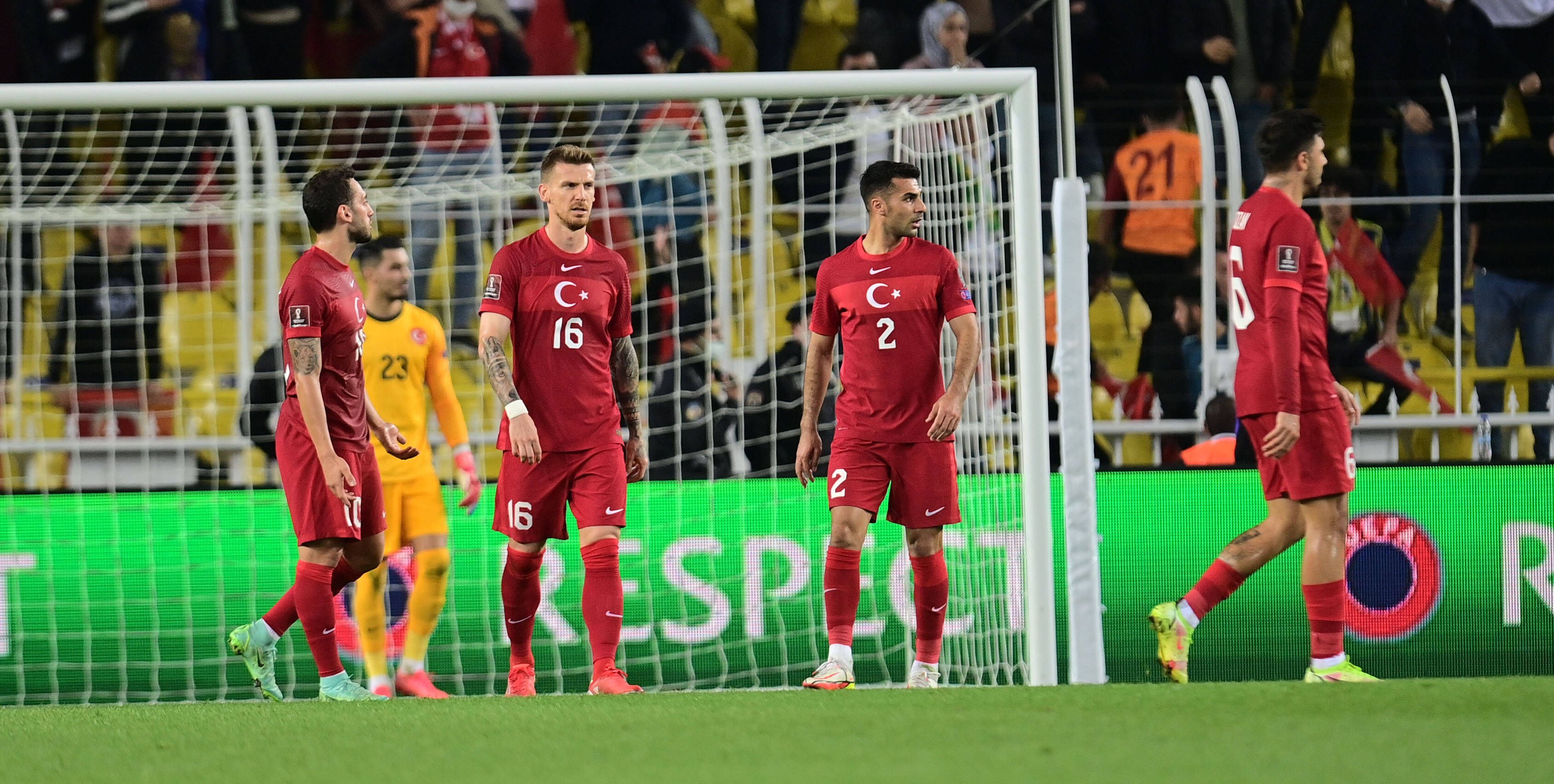 Türkische Spieler um Star Hakan Calhanoglu (27) trotten im Spiel gegen Norwegen sichtlich enttäuscht über den Platz.