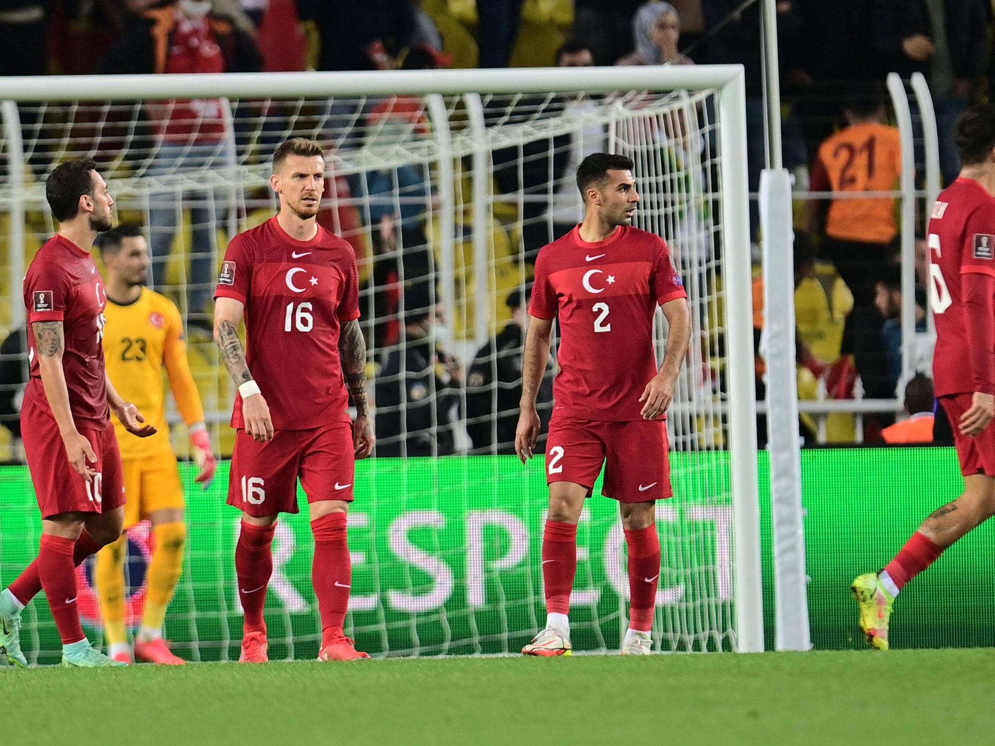 Türkische Spieler um Star Hakan Calhanoglu (27) trotten im Spiel gegen Norwegen sichtlich enttäuscht über den Platz.