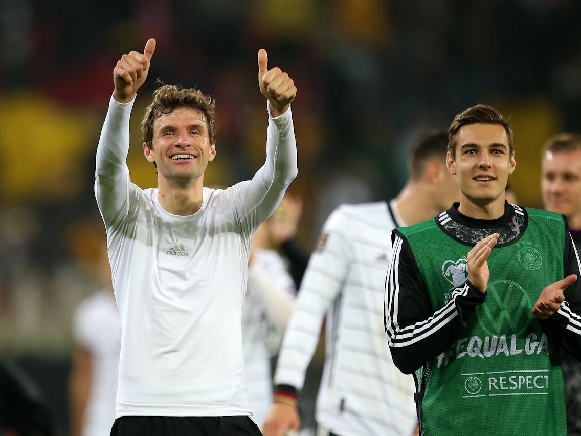 Thomas Müller und Florian Neuhaus drehen eine Ehrenrunde durch das Stadion.