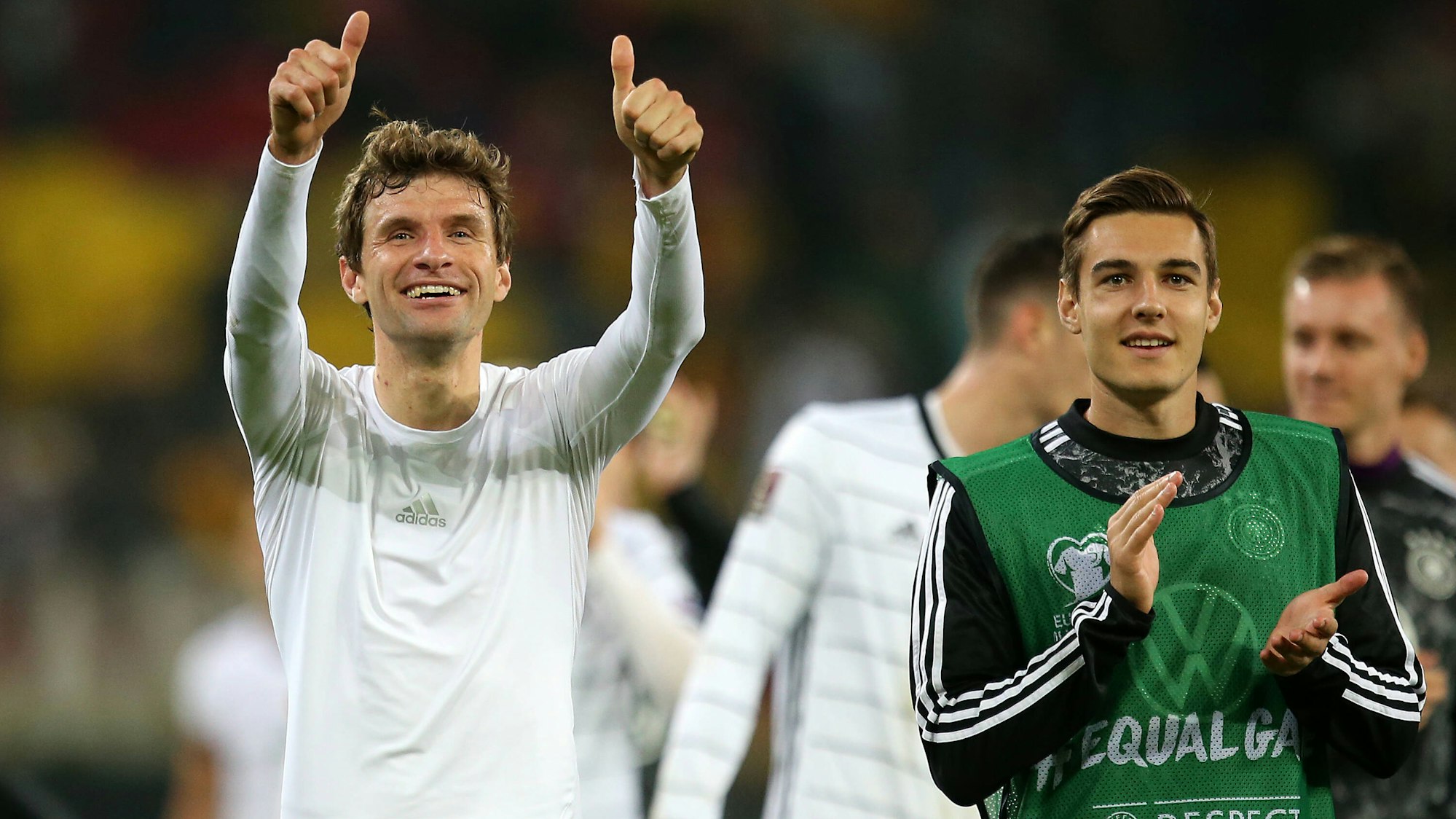 Thomas Müller und Florian Neuhaus drehen eine Ehrenrunde durch das Stadion.