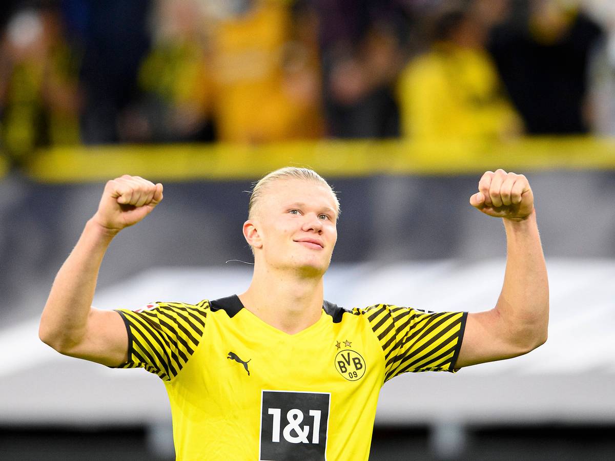 Erling Haalnd (21) bejubelt mit nach oben gestreckten Armen ein Tor im BVB-Dress.