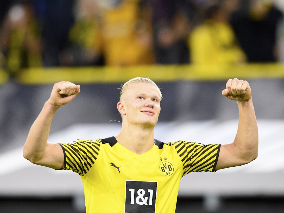 Erling Haalnd (21) bejubelt mit nach oben gestreckten Armen ein Tor im BVB-Dress.