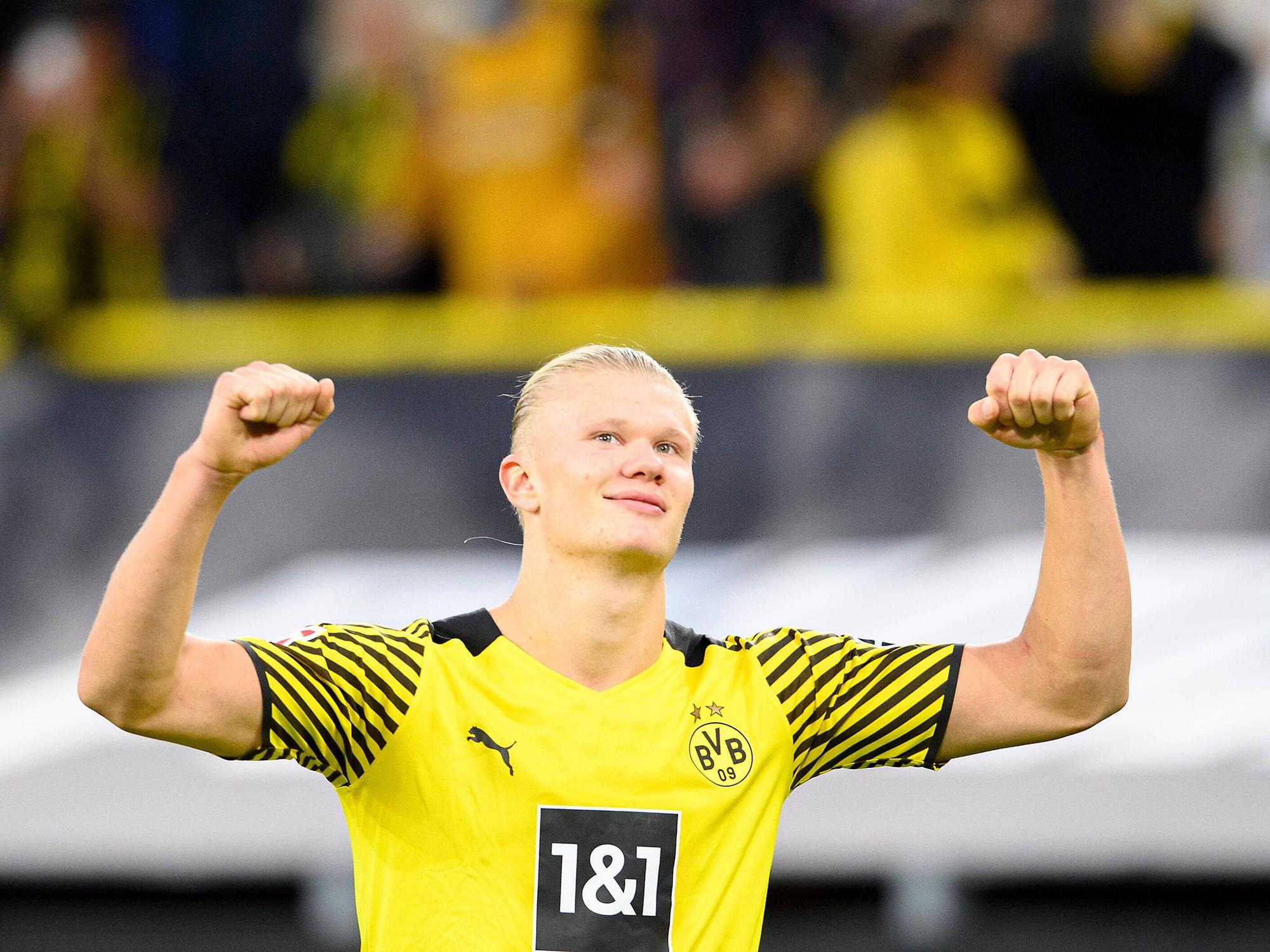 Erling Haalnd (21) bejubelt mit nach oben gestreckten Armen ein Tor im BVB-Dress.
