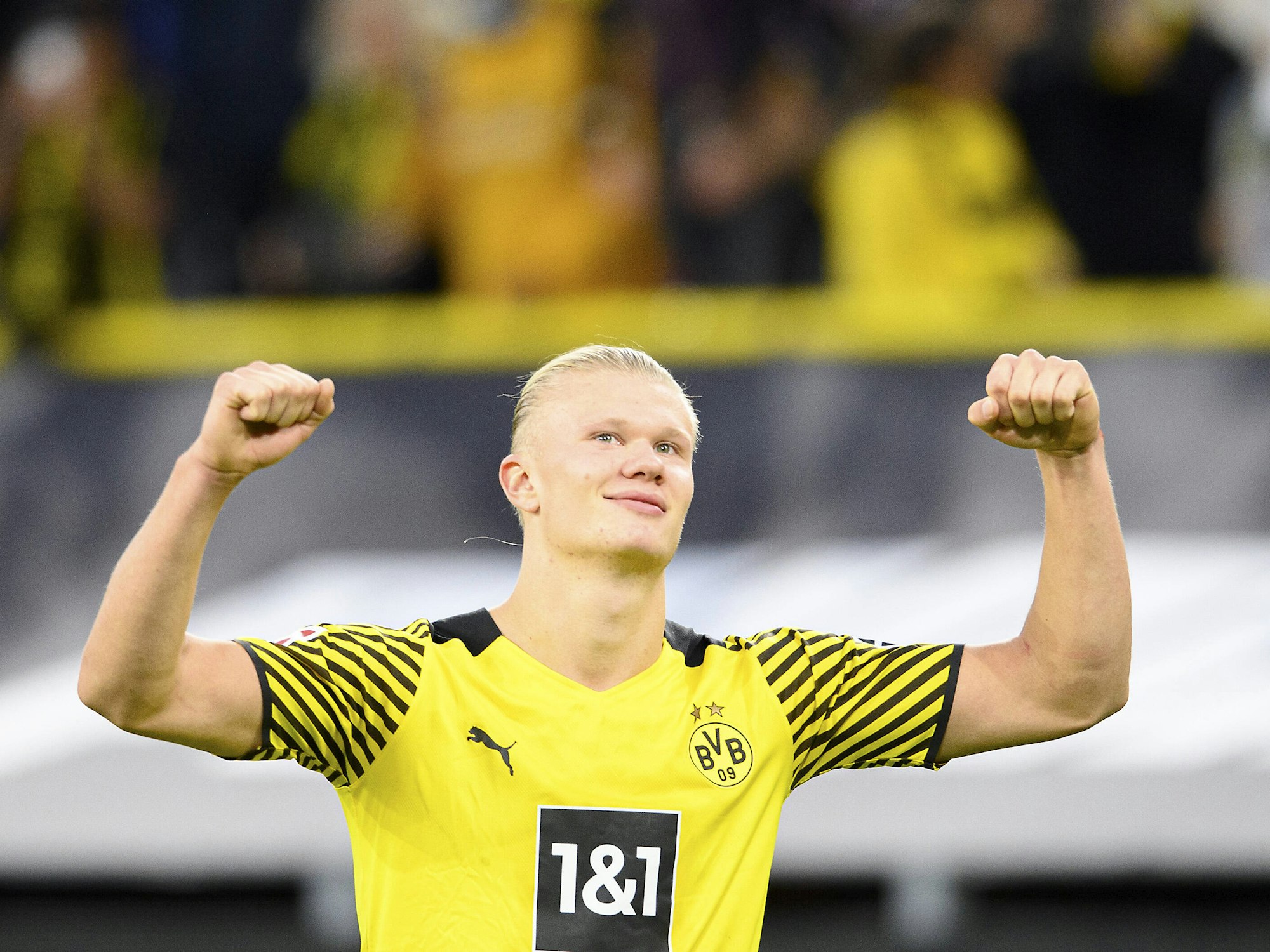 Erling Haalnd (21) bejubelt mit nach oben gestreckten Armen ein Tor im BVB-Dress.