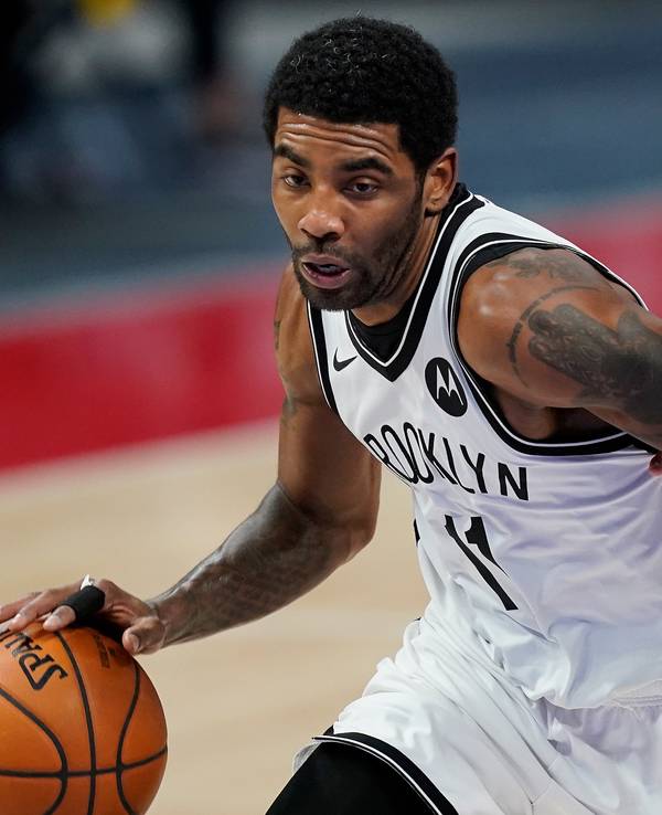 Nets-Point-Guard Kyrie Irving zieht beim Regular-Season-Spiel gegen die Detroit Pistons an seinem Gegenspieler vorbei
