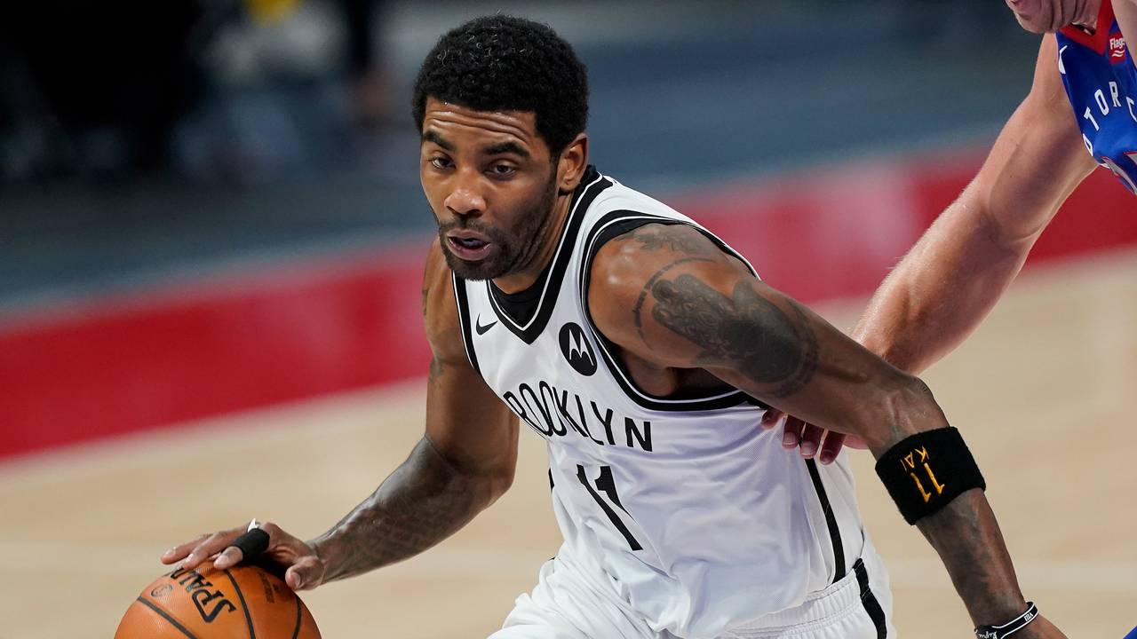 Nets-Point-Guard Kyrie Irving zieht beim Regular-Season-Spiel gegen die Detroit Pistons an seinem Gegenspieler vorbei