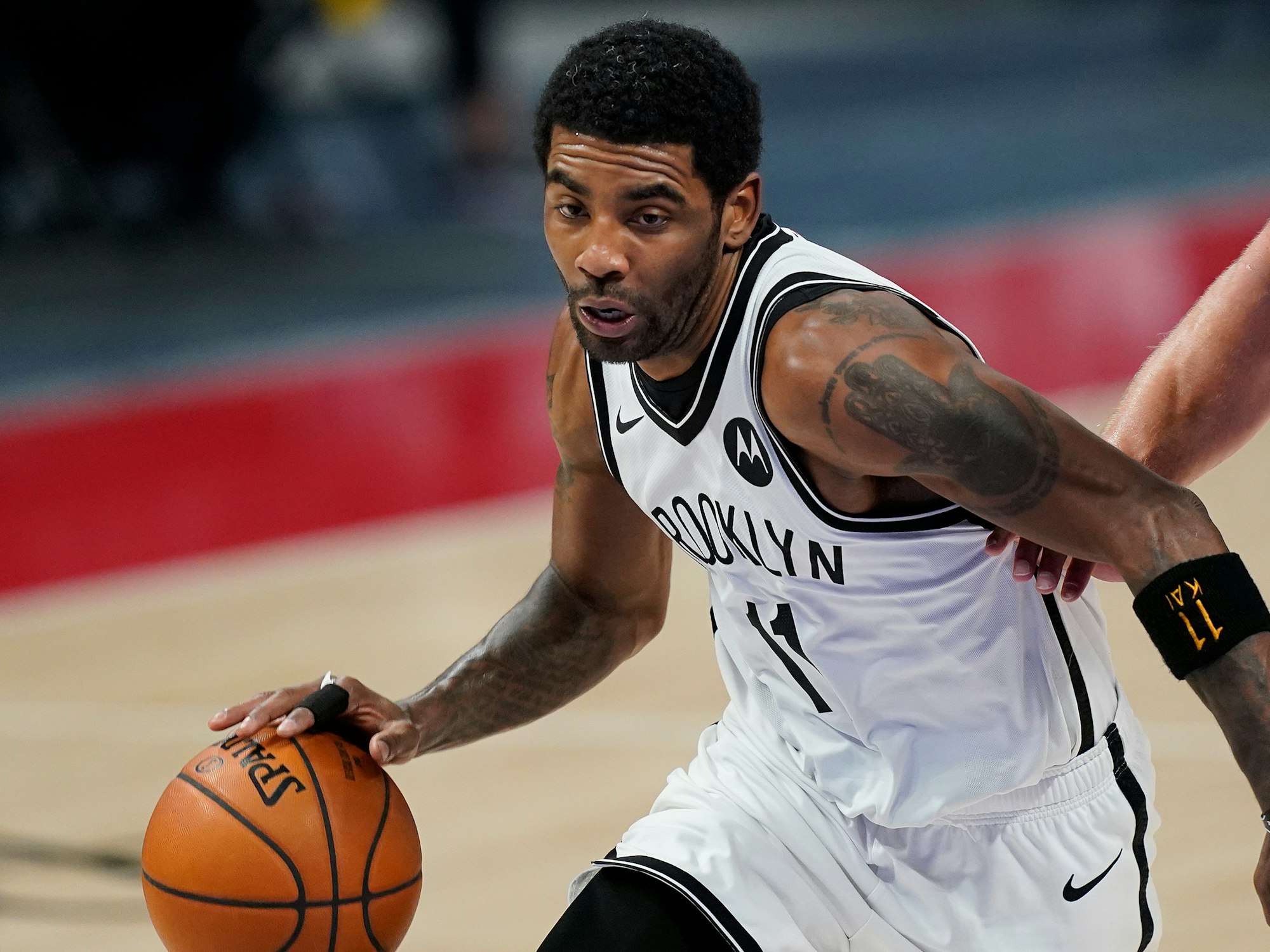 Nets-Point-Guard Kyrie Irving zieht beim Regular-Season-Spiel gegen die Detroit Pistons an seinem Gegenspieler vorbei