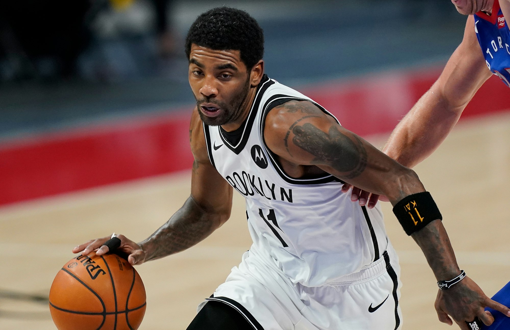 Nets-Point-Guard Kyrie Irving zieht beim Regular-Season-Spiel gegen die Detroit Pistons an seinem Gegenspieler vorbei