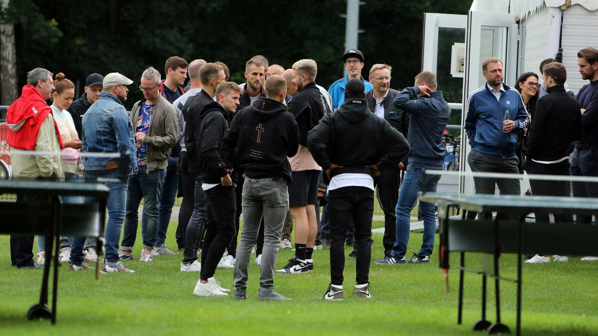 Der 1. FC Köln grillt vor dem Trainingsauftakt an.